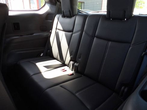 Used 2016 Nissan Pathfinder Platinum w/ Family Entertainment Package AWD/4WD image 12