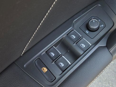 Used 2024 Volkswagen Tiguan SE image 19