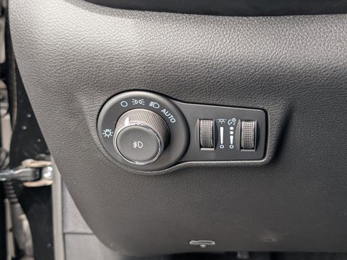 New 2025 Jeep Compass Latitude w/ Sun & Sound Group image 17