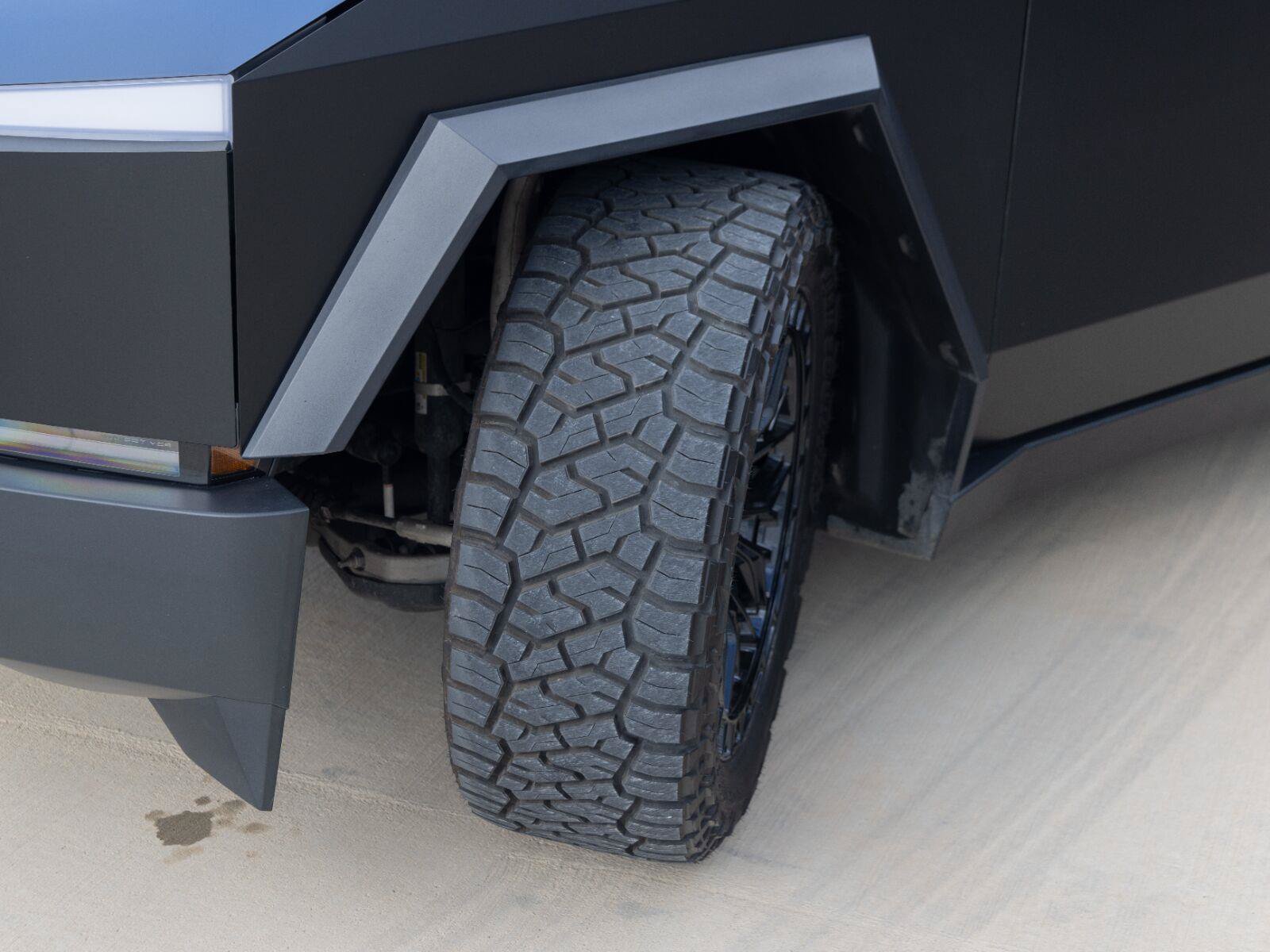 Used 2025 Tesla Cybertruck AWD Crew Cab image 8