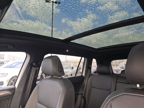 Certified 2023 Volkswagen Tiguan SE R-Line image 9