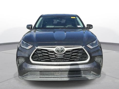 Used 2021 Toyota Highlander L FWD image 3