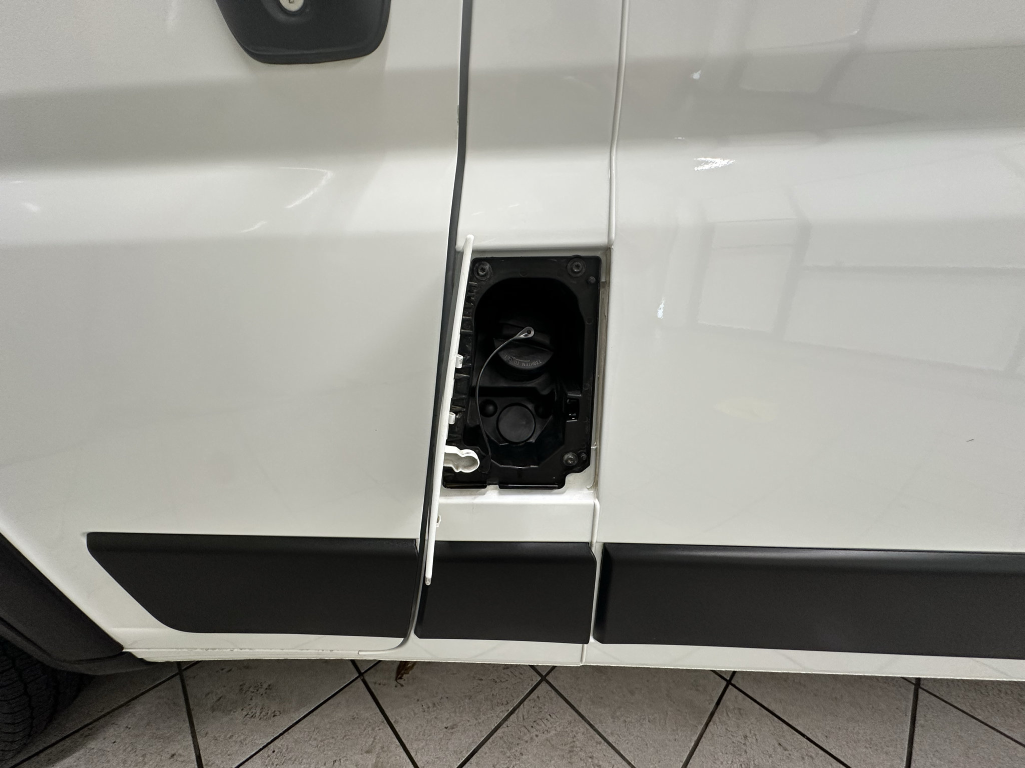 Used 2025 RAM ProMaster 2500 w/ U-Haul Equipment Group FWD image 17