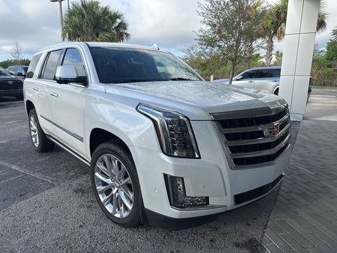 Used 2020 Cadillac Escalade Premium Luxury image 2