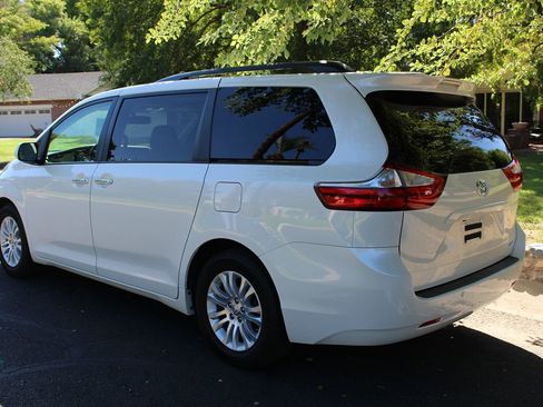 Used 2017 Toyota Sienna XLE Premium image 30