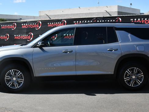 Used 2024 Chevrolet Traverse LT FWD image 4
