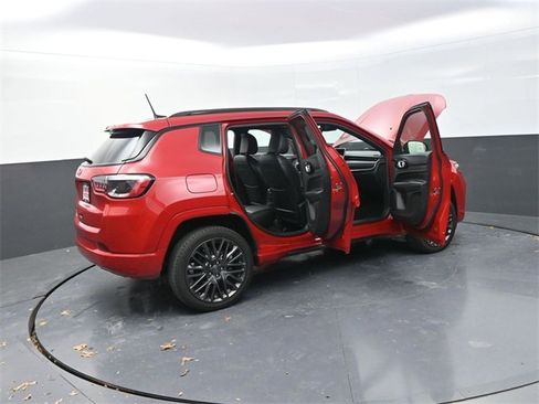 Used 2023 Jeep Compass Limited image 41