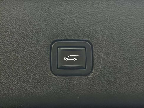 Used 2021 Chevrolet Traverse RS w/ LPO, Floor Liner Package AWD/4WD image 7