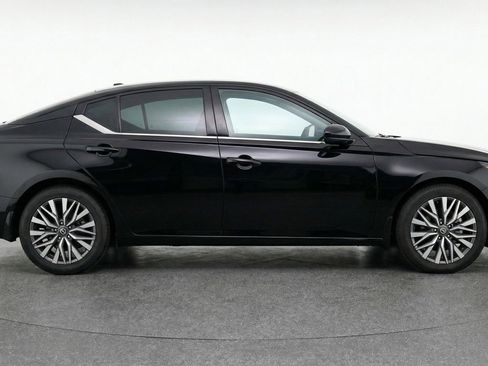 Used 2025 Nissan Altima 2.5 SV FWD image 11