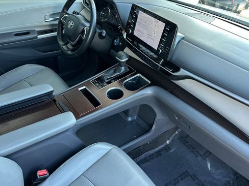 Used 2022 Toyota Sienna XLE image 18