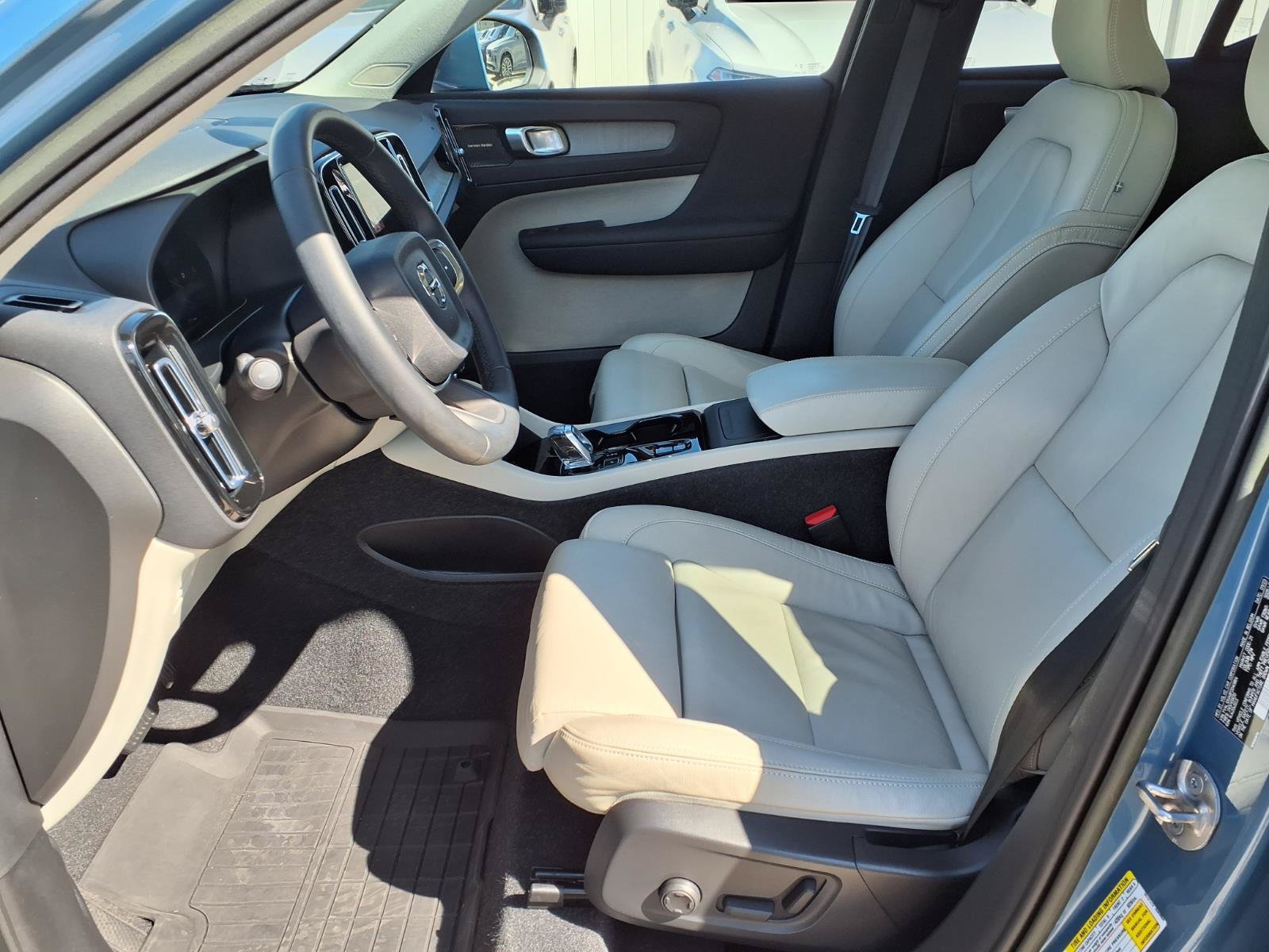 Certified 2023 Volvo XC40 B5 Ultimate w/ Protection Package Premier AWD/4WD image 21