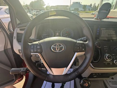 Used 2015 Toyota Sienna XLE FWD image 16