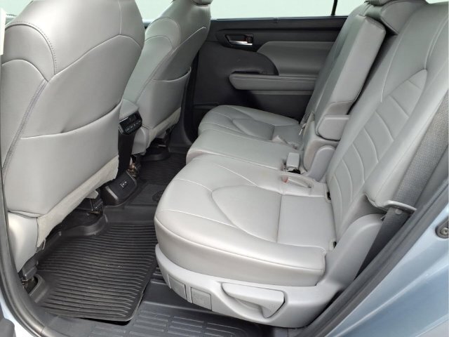 Used 2022 Toyota Highlander XLE AWD/4WD image 17