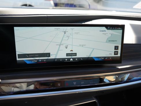 Used 2025 BMW i7 xDrive60 w/ Executive Package image 16