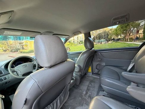 Used 2010 Toyota Sienna LE FWD image 33