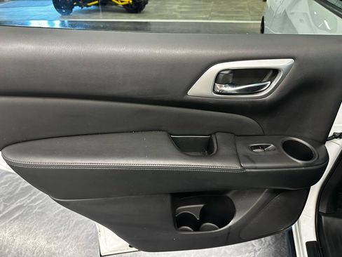 Used 2018 Nissan Pathfinder SV w/ SV Tech Package AWD/4WD image 11