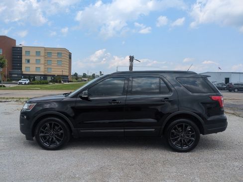 Used 2019 Ford Explorer XLT w/ Equipment Group 202A AWD/4WD image 8