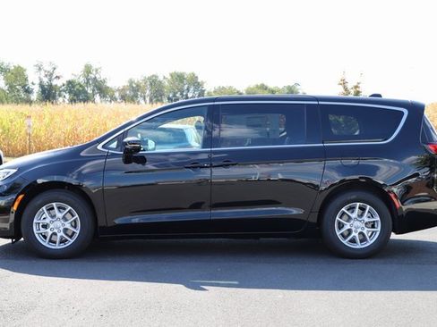New 2026 Chrysler Pacifica Select image 4
