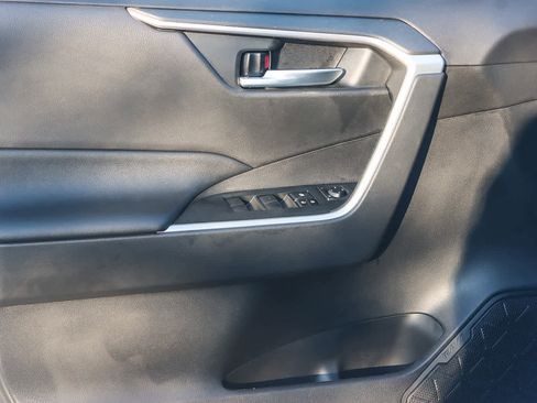 Used 2020 Toyota RAV4 XLE image 19