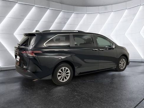 Used 2024 Toyota Sienna XLE image 4
