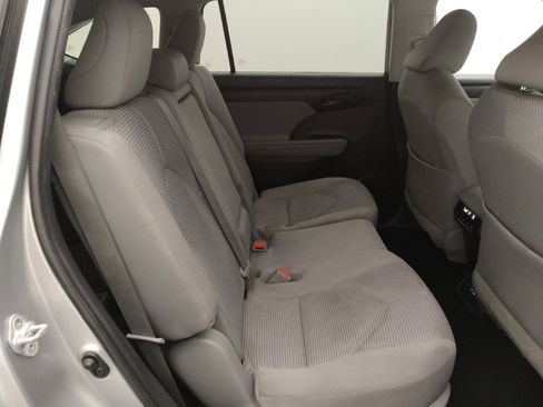 Used 2022 Toyota Highlander L FWD image 19
