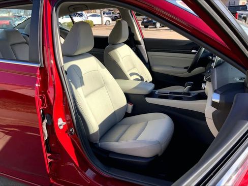 Used 2025 Nissan Altima 2.5 SV image 9