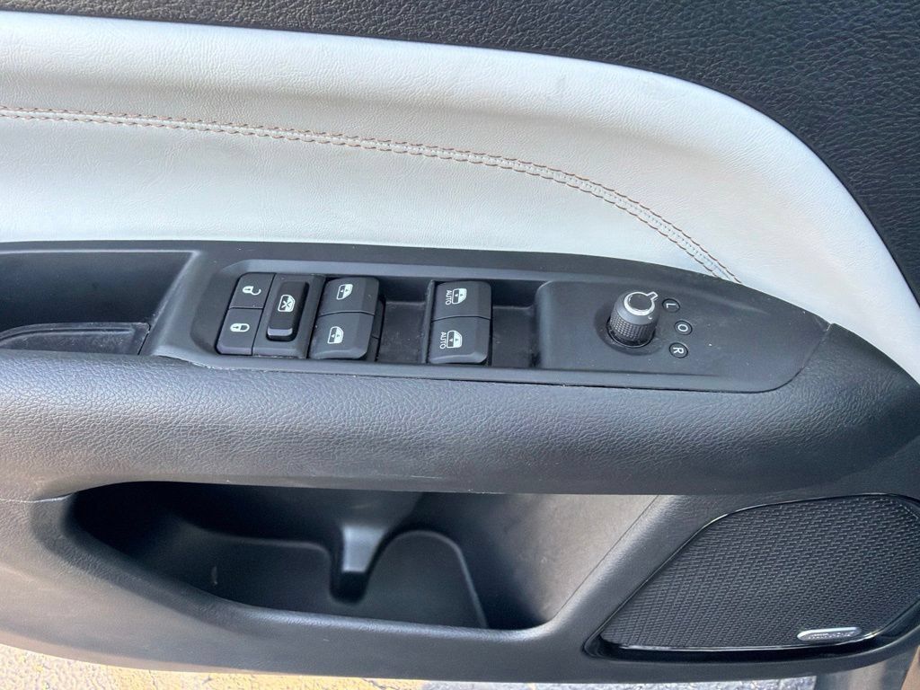 Used 2022 Jeep Compass Limited w/ Sun and Sound Group AWD/4WD image 36
