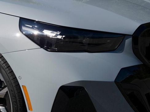 New 2026 BMW 550e xDrive image 9