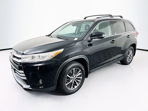 Used 2019 Toyota Highlander XLE image 3