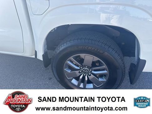 Used 2025 Nissan Frontier SV w/ SV Convenience Package RWD image 9
