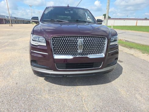 Used 2023 Lincoln Navigator Reserve AWD/4WD image 2