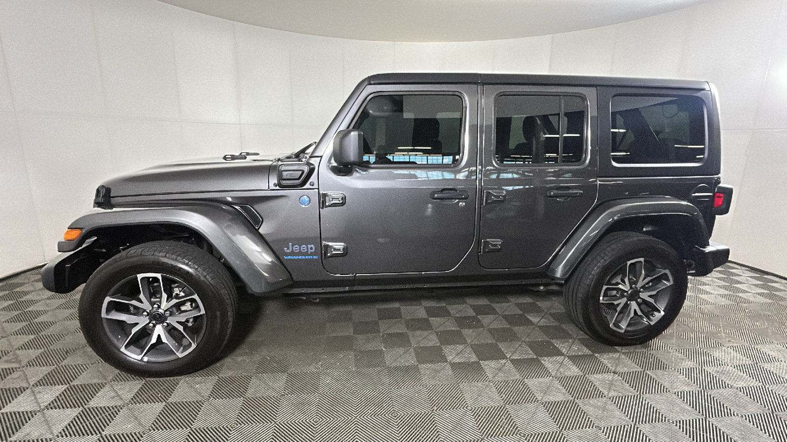 Used 2024 Jeep Wrangler Unlimited w/ Technology Group AWD/4WD image 7