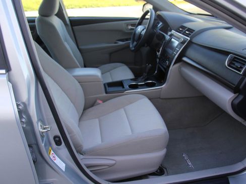 Used 2016 Toyota Camry LE image 27