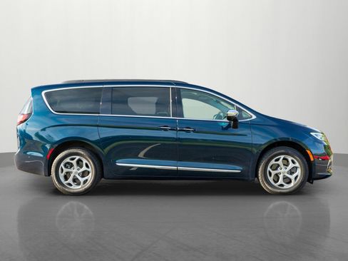 Used 2023 Chrysler Pacifica Limited AWD/4WD image 8