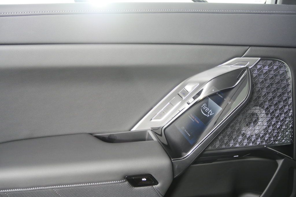 Used 2026 BMW 750e xDrive w/ Executive Package AWD/4WD image 14