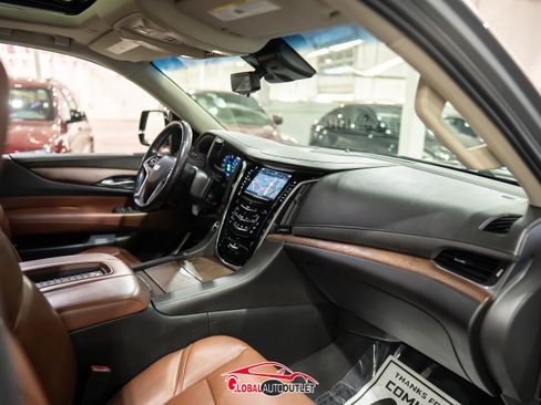 Used 2018 Cadillac Escalade ESV Premium Luxury image 15