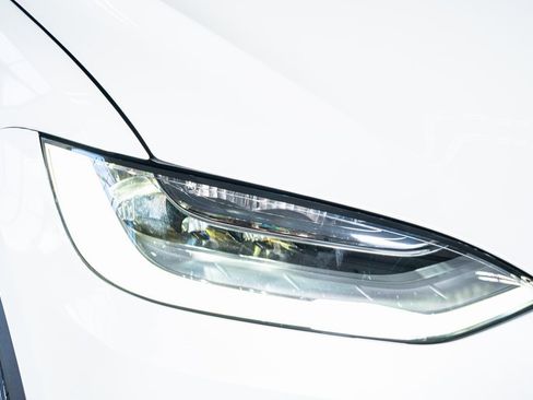 Used 2022 Tesla Model X image 18