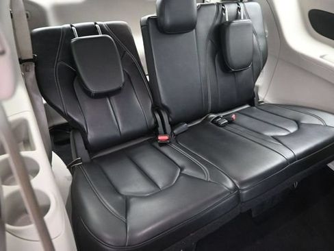 Used 2023 Chrysler Pacifica Touring-L FWD image 14