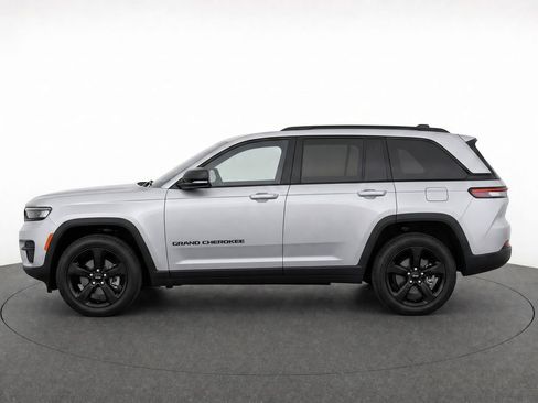 Used 2025 Jeep Grand Cherokee Altitude RWD image 6