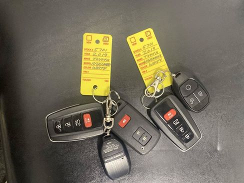 Used 2019 Toyota Highlander XLE AWD/4WD image 34
