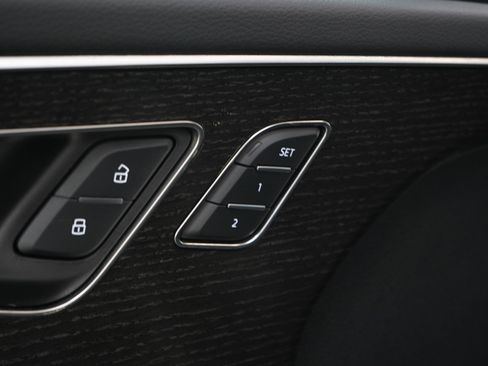 Used 2025 Audi Q8 Premium w/ Convenience Package AWD/4WD image 25