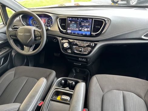 Used 2023 Chrysler Pacifica Touring FWD image 30