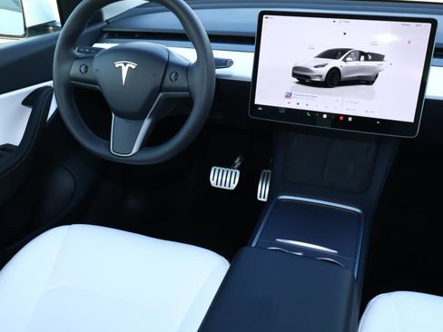 Used 2022 Tesla Model Y Performance image 9