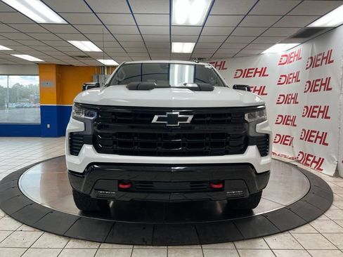 Used 2024 Chevrolet Silverado 1500 LT Trail Boss w/ LT Trail Boss Premium Package AWD/4WD image 2