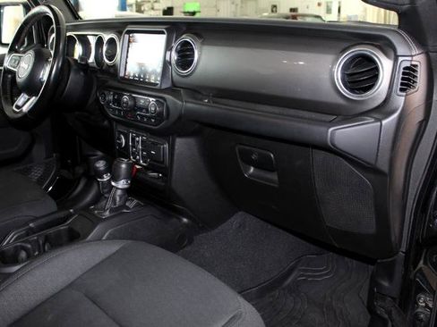 Used 2019 Jeep Wrangler Unlimited Sahara image 12