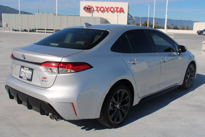 Used 2025 Toyota Corolla SE FWD image 3