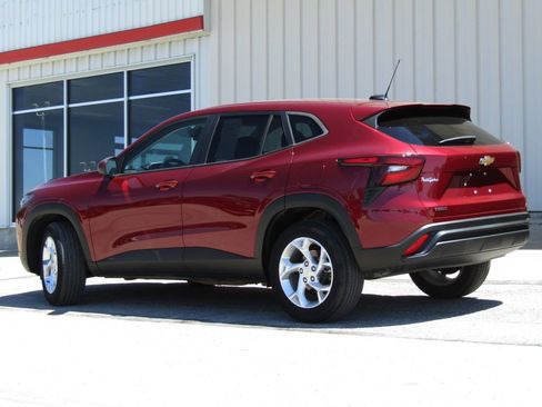 Used 2024 Chevrolet Trax LS w/ LS Convenience Package FWD image 10
