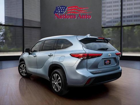 Used 2022 Toyota Highlander XLE image 3