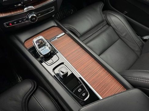 Certified 2023 Volvo XC60 B6 Ultimate w/ Protection Package Premier image 25