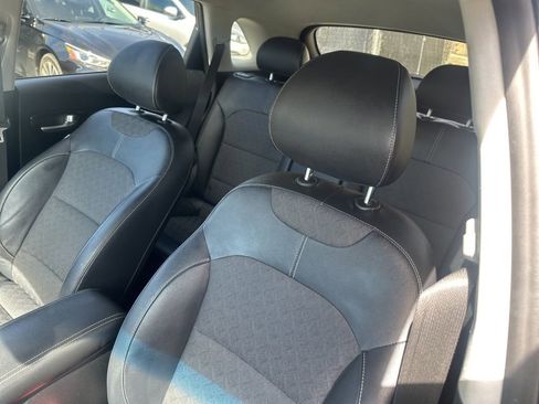 Used 2017 Kia Niro EX image 12